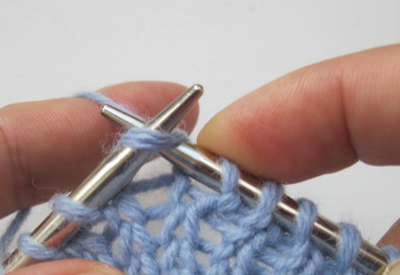 Как вязать накид на спицах при круговом вязании?