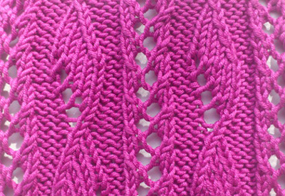 Удлиненный пуловер с ажурным узором мережкой спицами